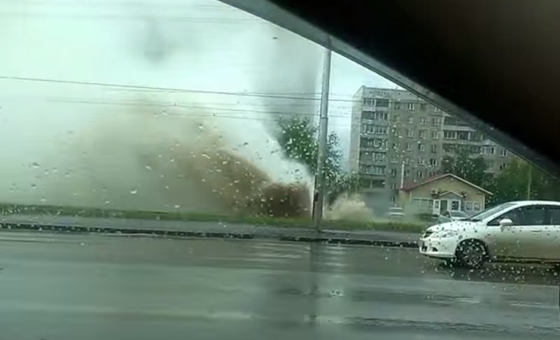 Горячая вода затопила улицы в Новосибирске